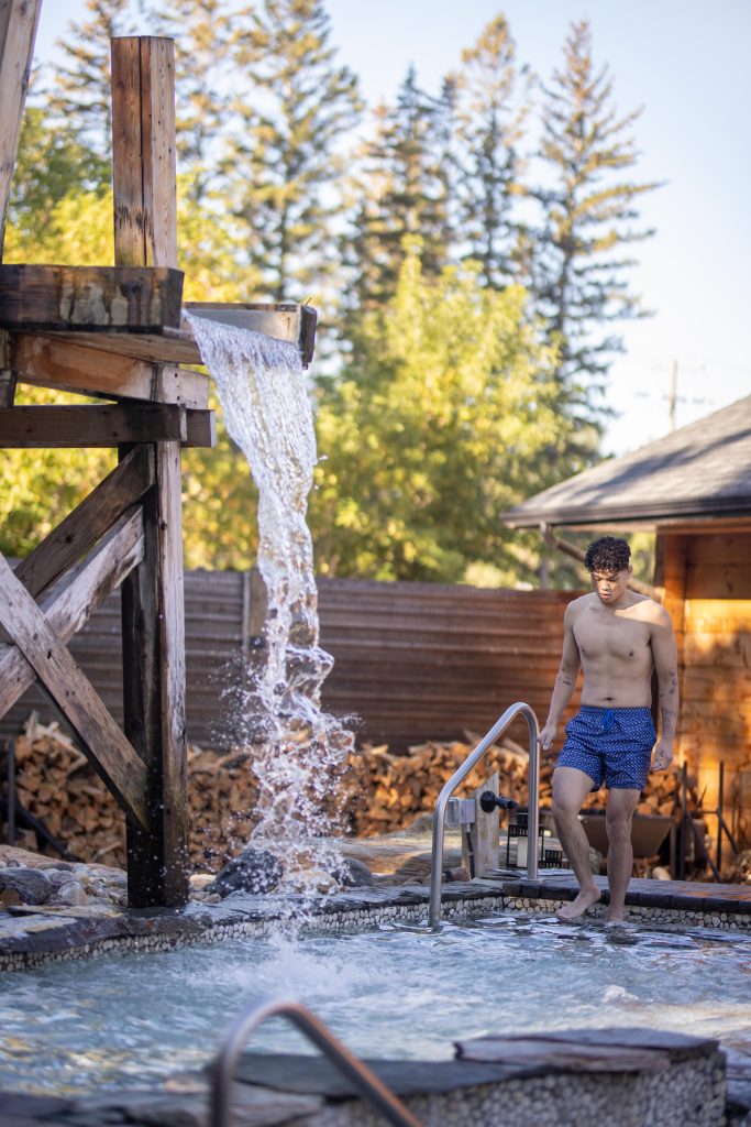 man entering the cold plunge